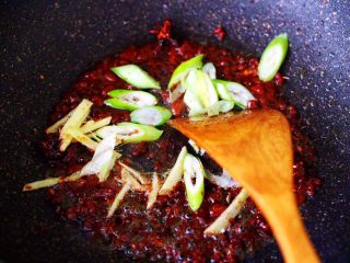 7、酱焖安康鱼,中火翻炒至豆瓣酱出油后，爆香葱姜丝。