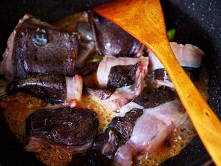 8、酱焖安康鱼,这个时候把安康鱼放入锅中，小火煎至一会后。