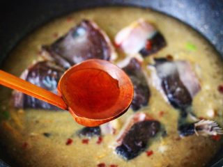 11、酱焖安康鱼,再倒入料酒去腥味。