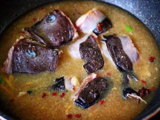 9、酱焖安康鱼,锅中倒入适量的清水，喜欢泡饭的可以多加一点清水。