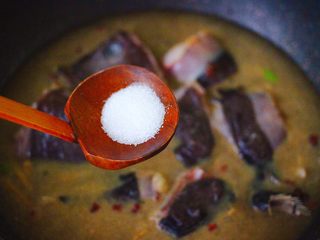 10、酱焖安康鱼,锅中加入盐和白砂糖。