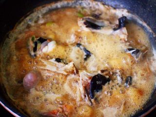 12、酱焖安康鱼,盖上锅盖大火烧开后，转中火烧至汤汁变得浓稠时，放入鱼肝和鱼肚。