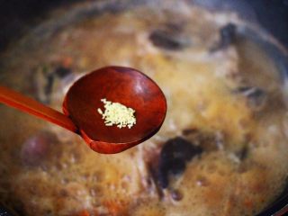 13、酱焖安康鱼,大火继续烧开后，放入鸡精调味。