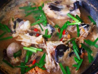 14、酱焖安康鱼,最后撒上韭菜段和小米辣，关火即可。