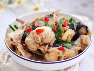 15、酱焖安康鱼,鲜香浓郁的酱焖安康鱼出锅咯，嘻嘻，真的是鲜掉眉毛木有人赔哟。