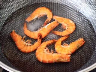 1、虾仁清炒西兰花便当,锅中倒入适量的清水煮沸后，加入少许盐，把洗净的海虾放入适量煮至变色断生。