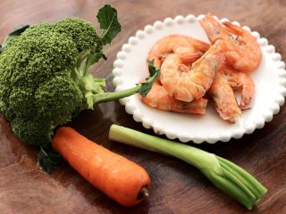 2、虾仁清炒西兰花便当,把煮熟的海虾捞出沥干水分，准备好其它的食材。