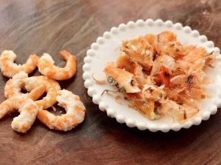 3、虾仁清炒西兰花便当,把海虾剥皮备用。