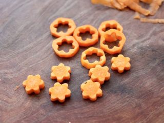 4、虾仁清炒西兰花便当,胡萝卜洗净后切薄片刻花。