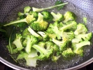 6、虾仁清炒西兰花便当,把西兰花手撕成小块后，也放入锅中进行焯水，看见变色断生后捞出过冷水备用。