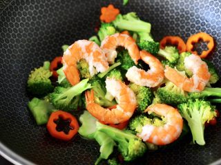 12、虾仁清炒西兰花便当,放入虾仁，大火继续翻炒所有的食材。