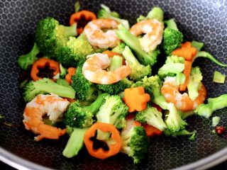 13、虾仁清炒西兰花便当,看见锅中汤汁收干时，即可关火。