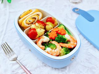 14、虾仁清炒西兰花便当,便当盒里面，放入葫芦冬枣和红薯双色花卷，再放入炒好的虾仁西兰花，美美的便当就做好了。