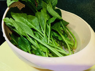 1、菠菜蛋卷,菠菜用水清洗干净；