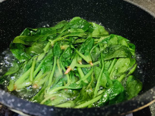 2、菠菜蛋卷,锅里倒清水，加少许盐少许油，这样可以保持菠菜翠绿，水开，放入菠菜焯水去草酸；