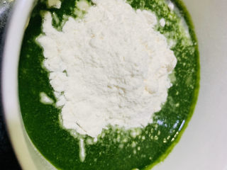 5、菠菜蛋卷,加少许面粉；