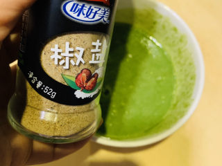 6、菠菜蛋卷,加少许椒盐；