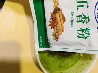 7、菠菜蛋卷,加少许五香粉；