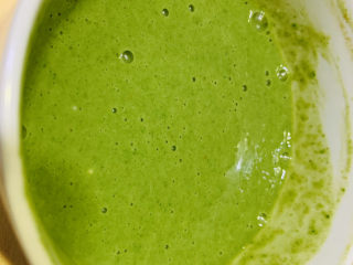 8、菠菜蛋卷,搅拌均匀调料；