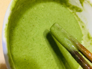 9、菠菜蛋卷,如果太稀，可以在加点面粉；