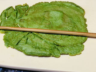 13、菠菜蛋卷,起锅，放案板上；