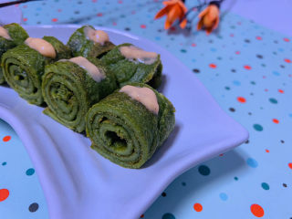 15、菠菜蛋卷,切成小段，菠菜蛋卷就完成啦！