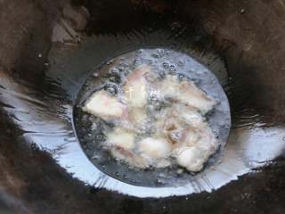 4、原香羊肉烩白菜 营养滋补美味家常菜 冬天御寒进补的首选,锅内倒油,待油热后把羊肉特别肥的这几块下锅炒一下,羊肉特有的香味就会马上飘出来。