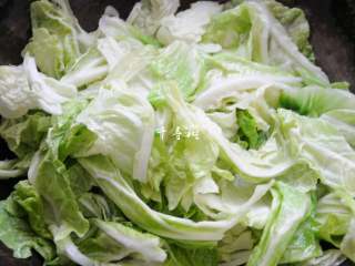 6、原香羊肉烩白菜 营养滋补美味家常菜 冬天御寒进补的首选,倒入已经清洗并且控水的白菜叶子,白菜帮子被做成了酸辣白菜,这里只留下了白菜叶子,用手撕成大片。