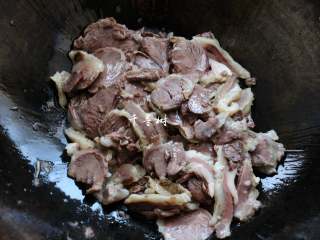 8、原香羊肉烩白菜 营养滋补美味家常菜 冬天御寒进补的首选,锅内重新放油,油热后倒入切好的羊肉翻炒,直至炒出羊肉原香味。