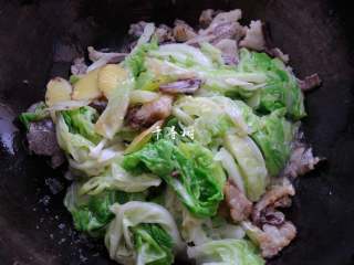 9、原香羊肉烩白菜 营养滋补美味家常菜 冬天御寒进补的首选,倒入炒软的白菜叶子,调入盐、生抽和蚝油,颠勺翻几次面。