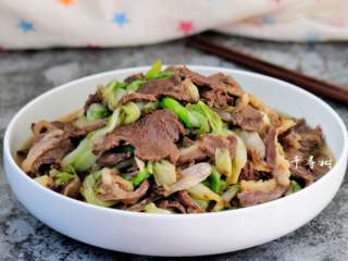 11、原香羊肉烩白菜 营养滋补美味家常菜 冬天御寒进补的首选,一道原香羊肉烩白菜就炒好了,看起来十分的普通和朴素,吃起来却是满满的羊肉原香。