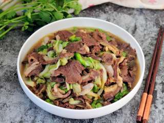 12、原香羊肉烩白菜 营养滋补美味家常菜 冬天御寒进补的首选,红烧、红焖等做法固然味道浓郁诱人,但是这种清淡的炒法还原了食材本身的味道。