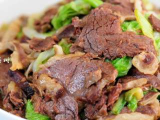 13、原香羊肉烩白菜 营养滋补美味家常菜 冬天御寒进补的首选,一盘热气腾腾的原香羊肉烩白菜,给你带来的不仅是口感的满足,更是寒冷冬日里一丝温暖的慰藉。
