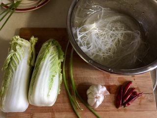 1、简单方便又美味➕蒜蓉粉丝娃娃菜,娃娃菜两小颗，绿豆粉丝一把半，泡发，蒜十瓣，今天有点口腔溃疡，干辣椒后来没有用，换成了枸杞