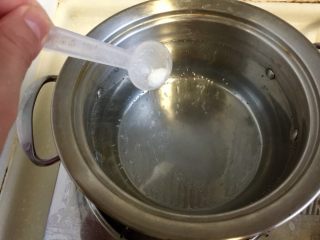 5、简单方便又美味➕蒜蓉粉丝娃娃菜,坐锅烧水，水开加点食盐和食用油