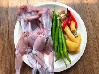 1、香辣牛蛙,食材合影