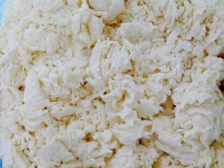 1、韭菜鸡蛋饼,面粉放在盆里，一点一点的加温水，用筷子搅拌成如图的样子