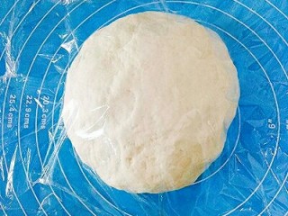 3、韭菜鸡蛋饼,揉好的面团，盖上保鲜膜醒发半小时，下面我们来制作馅