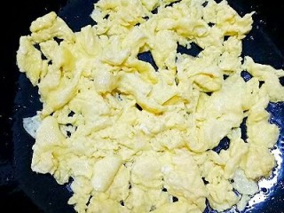 5、韭菜鸡蛋饼,热火热油倒入鸡蛋液，用筷子打圈搅拌，炒熟盛出