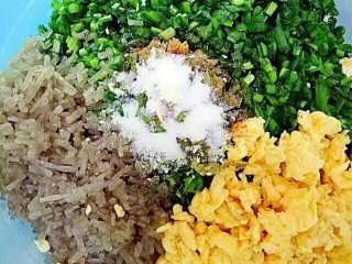 6、韭菜鸡蛋饼,韭菜洗干净，沥干水份，切成末；粉丝提前用温水泡好，切碎，放在一个容器里，在加入炒好的鸡蛋，加盐，油，五香粉，鸡精拌匀