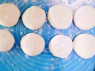 7、韭菜鸡蛋饼,醒发好的面团，分成大小差不多的剂子，揉圆按扁