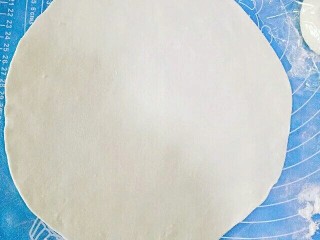 8、韭菜鸡蛋饼,取一个剂子，下面撒少许干面粉，赶成薄薄的的圆皮