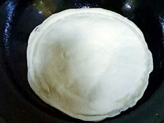 11、韭菜鸡蛋饼,锅里倒油烧热，放入面饼，等到饼鼓起来，翻面