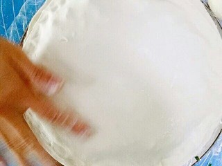10、韭菜鸡蛋饼,在擀一个面皮盖在上面，周围用手按压好