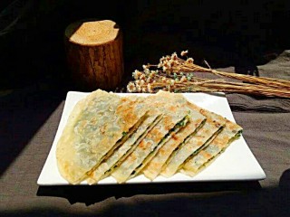 13、韭菜鸡蛋饼,切好放在盘中即可。