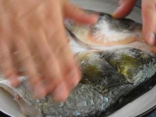 1、谁说红绿搭配很俗？这样搭配永远不会out！,盐洒在鱼头上，涂抹均匀。