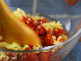 3、谁说红绿搭配很俗？这样搭配永远不会out！,剁椒、姜末、小米椒加食用油搅拌均匀。