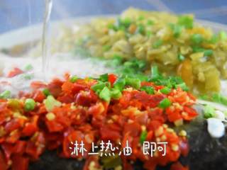 4、谁说红绿搭配很俗？这样搭配永远不会out！,淋上热油、即可。