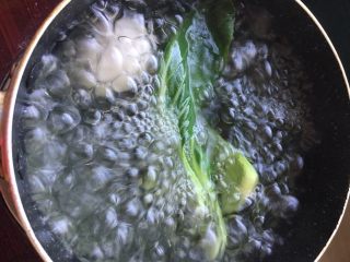 4、油菜鳕鱼蛋黄粥,为了节省时间，煮鸡蛋的锅里水烧开后将油菜洗净，下水焯几秒钟捞出～不嫌麻烦的也可以分开煮哈～