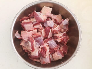 3、啤酒炖牛肉,把牛肉切成小块